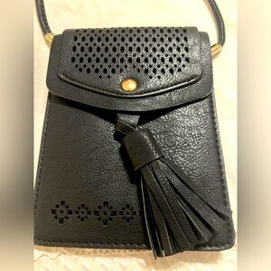 Vegan leather crossbody. Black